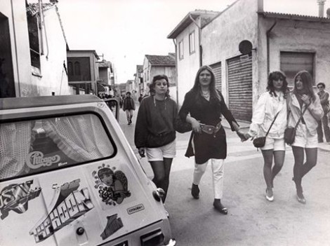 1982 - Aprile - Gambara - adesivi e popolo afro del Typhoon, © Renzo Bertasi